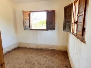 Estancia con contraventanas de madera abiertas