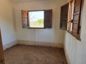 Estancia con dos ventanas de madera