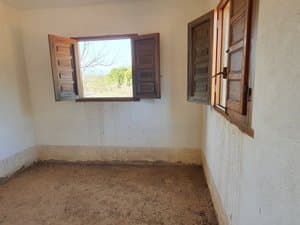 Estancia vacía con ventana al campo