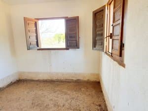 Estancia con ventanas y suelo de tierra