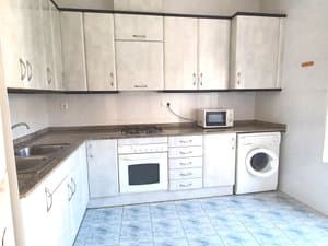 Cocina con horno, lavadora y microondas