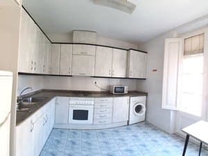 Cocina en L con muebles blancos