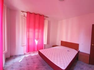 Dormitorio con cama de matrimonio y cortinas rosas