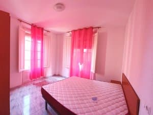 Dormitorio con dos balcones