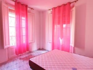 Dormitorio con cama y balcones