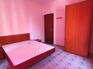Dormitorio con armario de madera