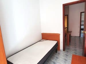 Dormitorio con cama individual