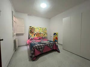 Habitación con cama doble y armario empotrado