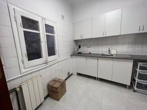 Cocina con ventana y radiador