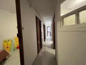 Pasillo del piso con cuadros