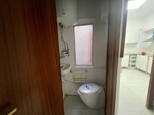 Aseo con inodoro junto a la cocina