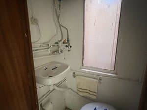 Aseo con lavabo y ventana