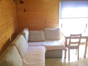 Salón con sofá rinconera y mesa