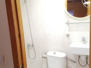 Baño con ducha, inodoro y lavabo