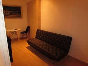 Sala con sofá cama y cuadro