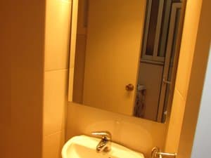 Baño con lavabo y espejo
