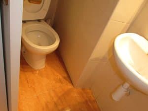 Baño con inodoro y lavabo