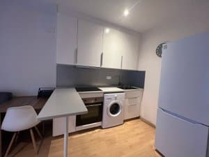 Cocina con horno, lavadora y frigorífico