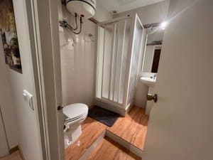 Baño con termo y lavabo