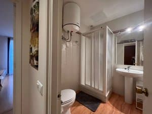 Baño con lavabo de pie