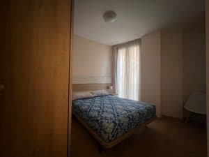 Dormitorio con cama de matrimonio