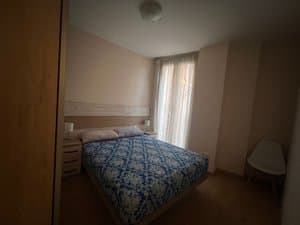 Dormitorio con cama y ventana