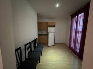 Comedor con sillas y puerta balconera