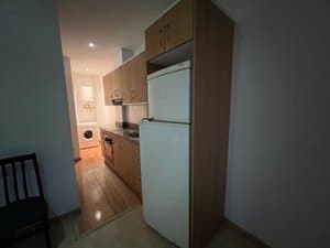 Cocina alargada con frigorífico y lavadora