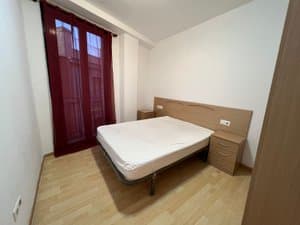 Dormitorio con cama y cortinas