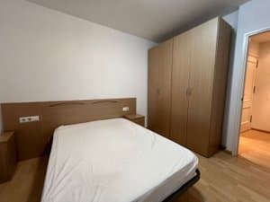 Dormitorio con armario de madera