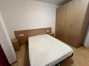 Dormitorio con cama y armario