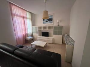 Salón con sofá y mesa baja