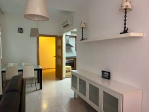 Salón con aparador blanco y comedor