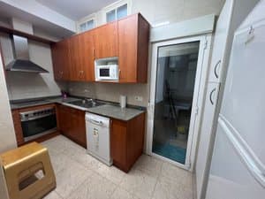 Cocina con horno, microondas y lavavajillas