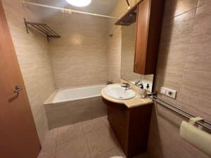 Baño con bañera y mueble de lavabo