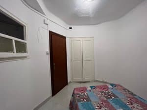 Habitación con cama doble y armario