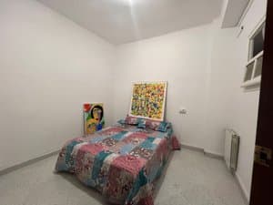 Habitación con cama y cuadros