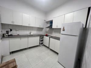 Cocina amplia con encimera