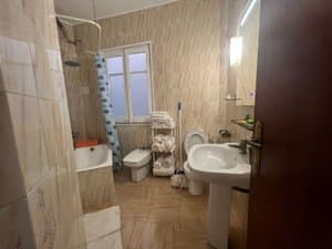 Baño con bañera y lavabo de pie