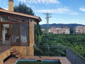Mirador acristalado y piscina con vistas a los campos