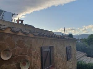 Fachada de piedra con contraventanas