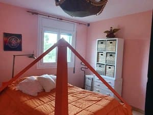 Dormitorio con cama con dosel de madera