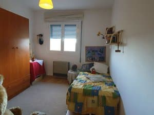 Dormitorio con cama individual y armario