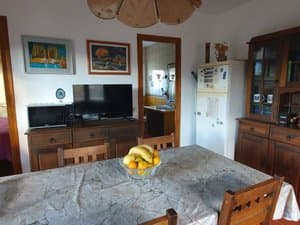 Cocina comedor con mesa y televisor