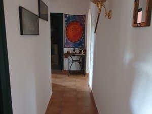 Pasillo con cuadros