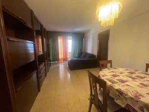 Salón comedor con mueble de madera y lámpara