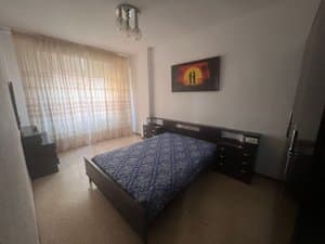 Dormitorio con cama de matrimonio y cuadro