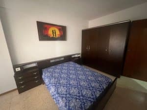 Dormitorio con armario oscuro