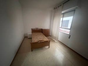 Dormitorio con cama individual y ventana