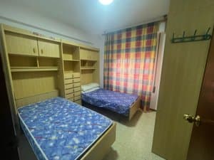 Dormitorio con camas individuales y armario